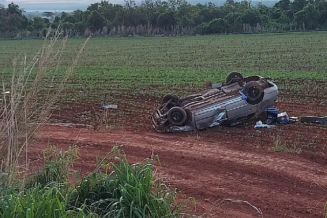 Mulher é arremessada de veículo e morre em capotamento em Chapadão do Sul