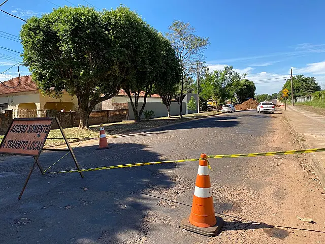 Instalação de tubos de drenagem interdita Rua Joaquim Nabuco