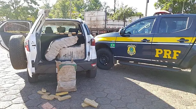 Em Sidrolândia, PRF apreende carro roubado com 330 quilos de maconha