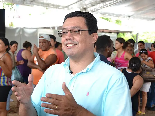 Prefeito Douglas Figueiredo faz entrega de obras