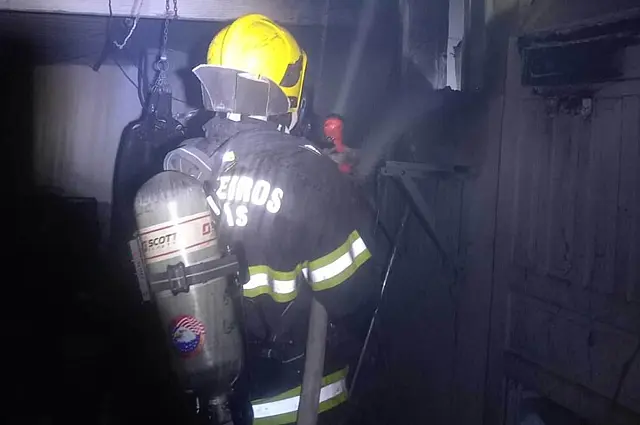 Incêndio destrói móveis e forro de casa em Anastácio