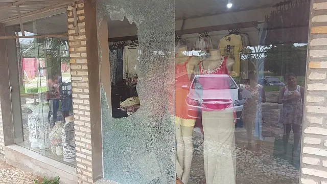 Mulher tem comércio furtado no Shopping Arandu