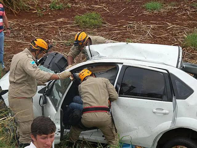 Mulher morre e criança fica ferida em acidente entre carro e carreta