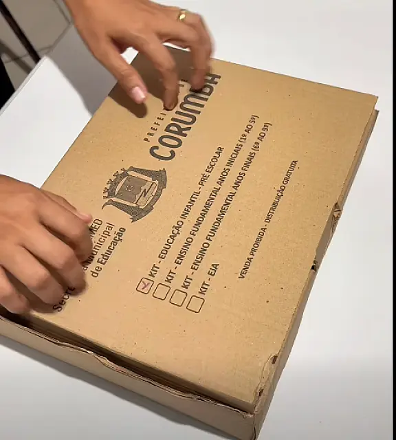Alunos da rede municipal de Corumbá começam a receber kits escolares