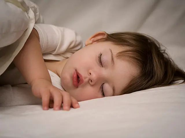 Dormir de boca aberta faz mal?