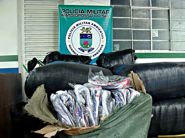 Bolivianos são presos com 130 quilos de roupas contrabandeadas