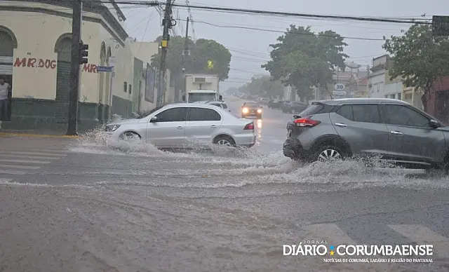 Chove forte e várias ruas da cidade ficam alagadas em Corumbá