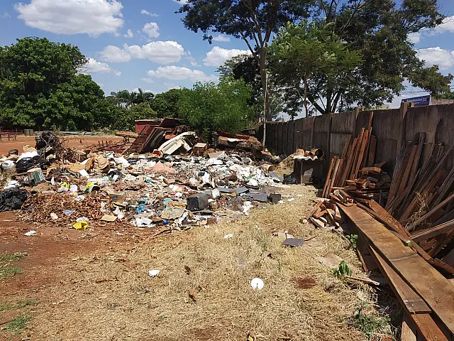 Empresa de engenharia é multada em R$ 5 mil por jogar lixo em local inadequado