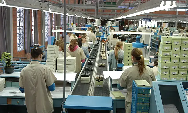 Desigualdade salarial se mantém com mulheres recebendo 20% menos