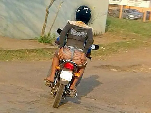 Foto de garupa de moto 'bem à vontade' circula nas redes sociais