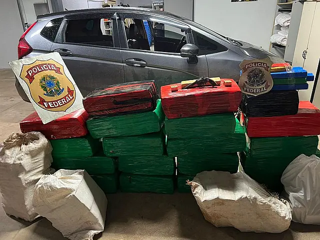 PF encontra carro abarrotado de drogas e prende homem com revólver em MS