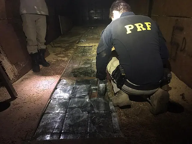 Motorista de caminhão pede ajuda da PRF/MS e acaba preso por tráfico de drogas na BR-262