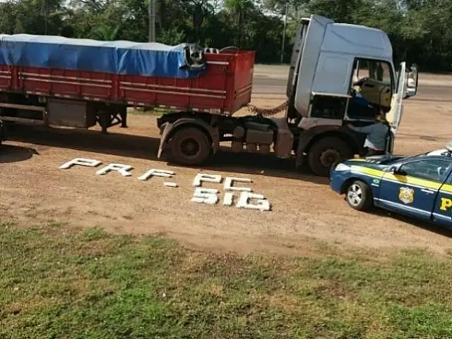Vai e volta de carreta chama atenção e polícia apreende 68 kg de cocaína