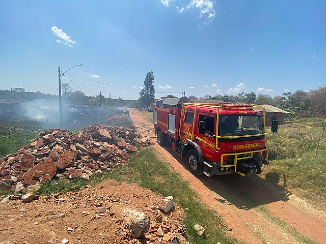 Foco de incêndio em terreno baldio preocupa moradores na Serraria