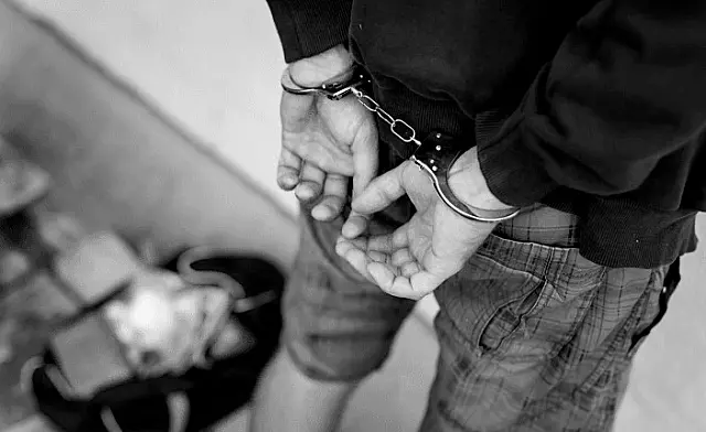 Adolescente é levado para a delegacia após ser flagrado com maconha