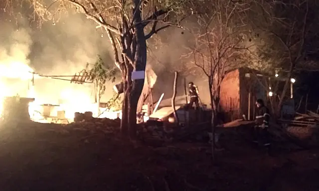Moradores perdem tudo em incêndio que destruiu barracos em área invadida no Anel Viário