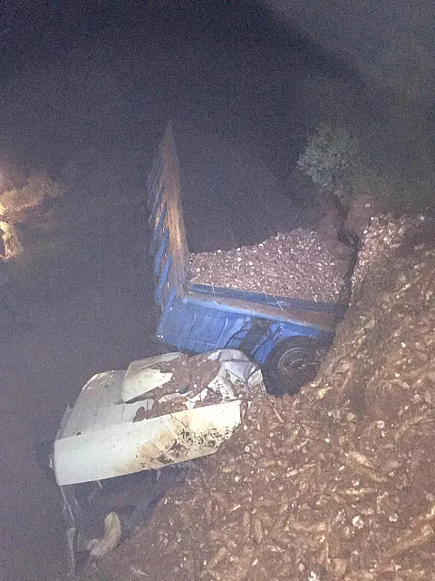 Motorista morre em acidente com caminhão carregado de mandioca