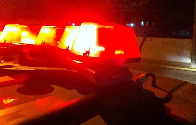 Bêbado e tagarela, motorista é preso após colidir em carro estacionado