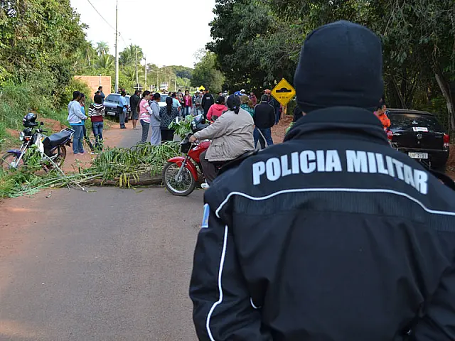 Moradores bloqueiam rua principal de Camisão nesta quinta-feira