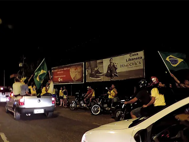 Após vitória da Seleção, torcida comemora na Avenida Pantaneta