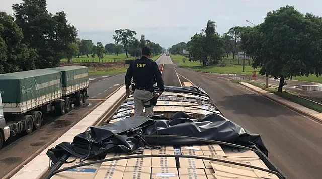 PRF apreende caminhão com 350 mil maços de cigarro em Guia Lopes