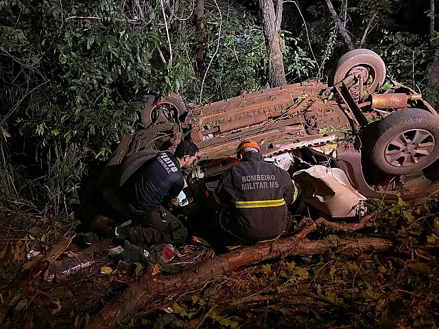 Motorista de 48 anos morre após capotar veículo na BR-262, em Anastácio