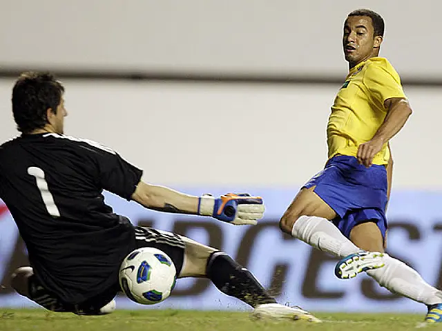 Lucas e Neymar marcam, e Brasil volta a vencer grande do futebol
