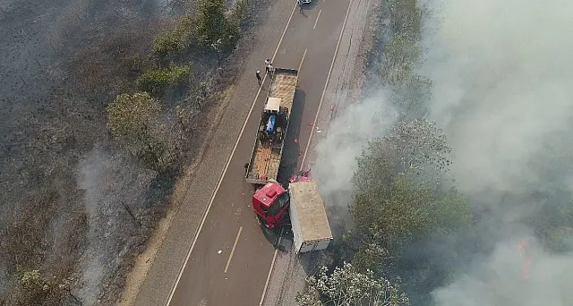 Condutor de caminhão morre ao colidir de frente com carreta na 262