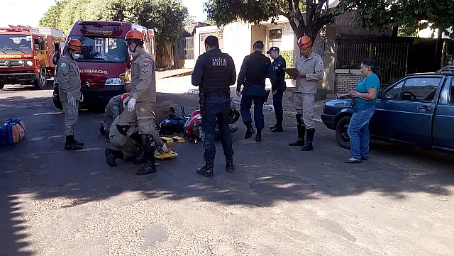 Motoqueiro e garupa colidem em porta de carro aberta no Centro de Anastácio