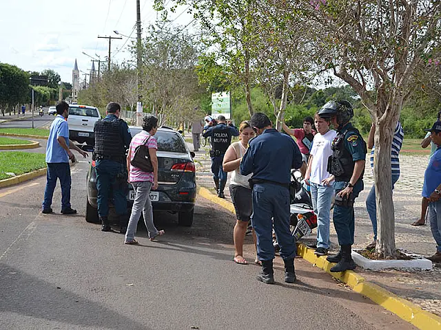 Carro e moto colidem na rotatória da Ponte Velha em Anastácio