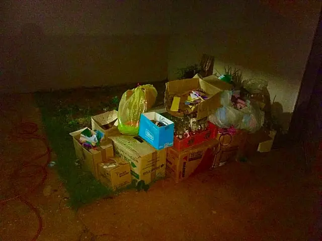 Mãe morre há 22 dias e filha esconde corpo no próprio quintal debaixo de várias caixas