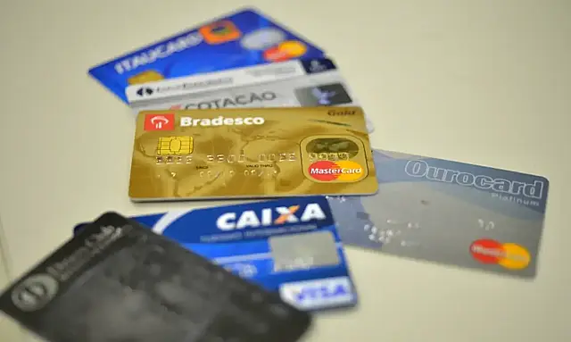 Juros do cartão de crédito rotativo avançam e chegam a 445% ao ano