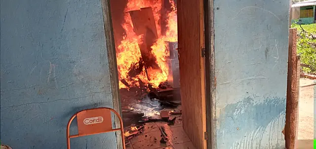 Após incêndio na casa, avó pede doação de roupas para os quatro netos