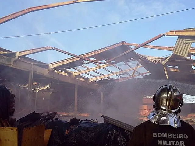 Bombeiros controlam incêndio químico em cidade de SC