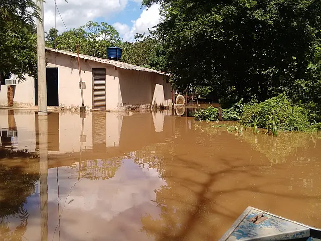 Defesa Civil e SAS removem moradores em Águas do Miranda