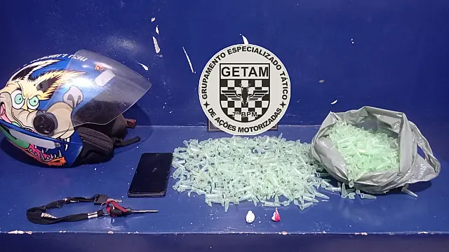 Jovem é preso após jogar sacola com 800 pinos vazios de cocaína em Anastácio