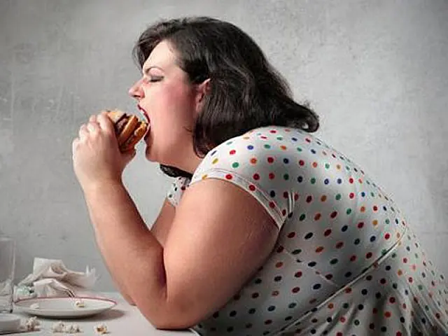 Dizer que 'obesidade é doença' faz obesos comerem mais