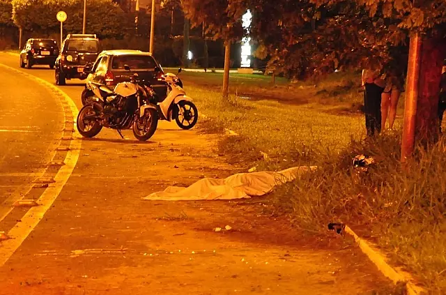 Motociclista se assusta com carro, atinge poste e morre em avenida