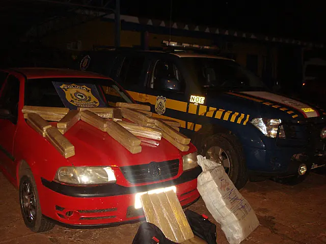 PRF apreende veículo com mais de 102 quilos de maconha