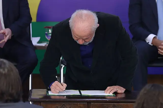 Lula assina MP para taxar fundos dos 'super-ricos'
