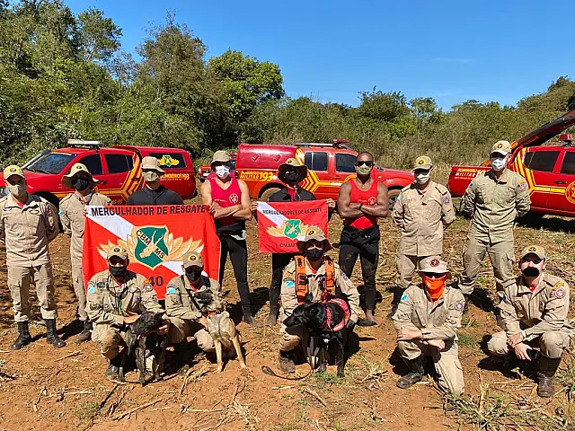 Operação de resgate a corpo em rio integrou equipes de mergulhadores e cães dos Bombeiros