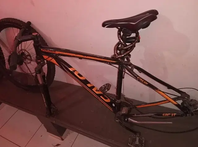 Rapazes fogem e policiais apreendem veículo e bicicleta furtada