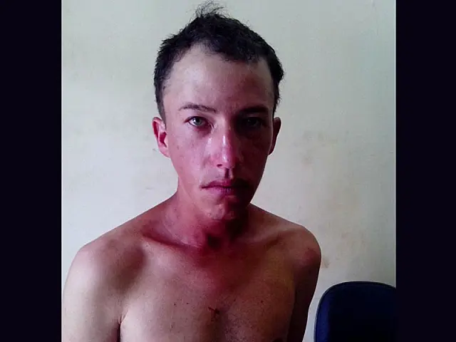 Jovem mata a mãe a golpes de picareta e esfaqueia o irmão