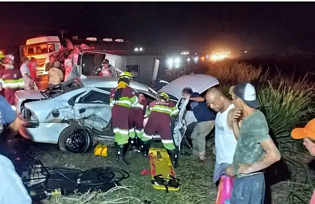 Van que transportava pacientes se envolve em acidente e deixa bebê ferido
