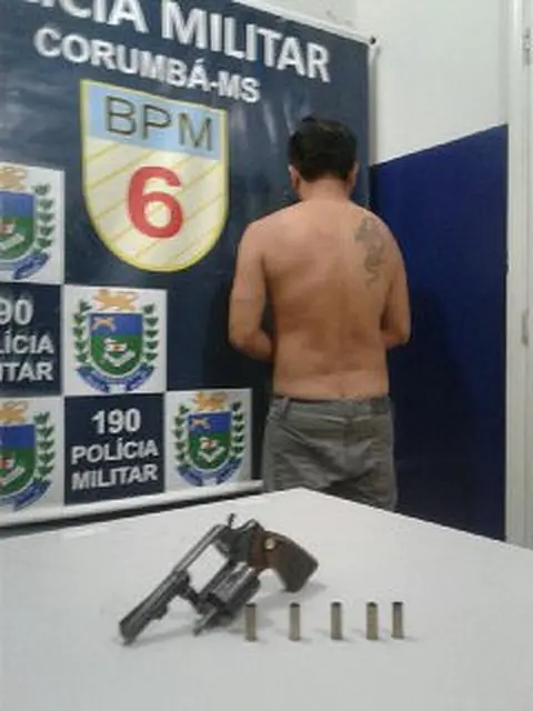 Mulher pede para PM prender marido por disparo acidental de arma de fogo dentro de casa após escorregão