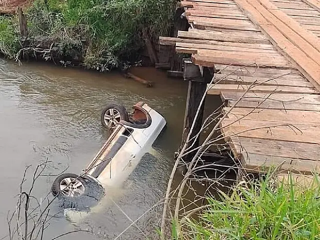 Policial do Paraná morre após cair com Saveiro em córrego de MS