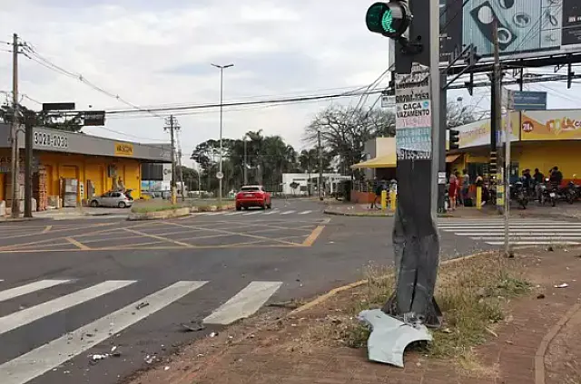 Acidente de trânsito entorta semáforo da Capital