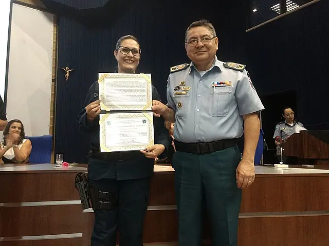 Cabo Jaqueline, da PM de Aquidauana, recebe honraria do Comando-Geral