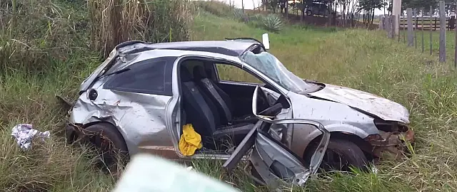Jovem de 24 anos morre em acidente depois de ser arremessado de veículo
