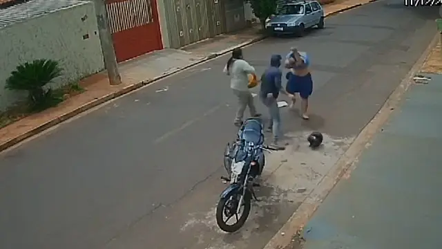 Tentativa de assalto termina em confusão e ladrão abandona moto na Capital (vídeo)